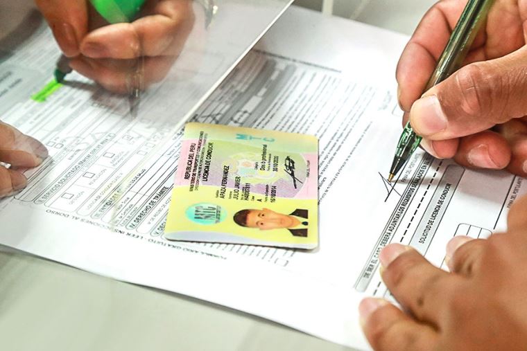 ¿Cómo tramitar la licencia de conducir por primera vez? Requisitos y pasos