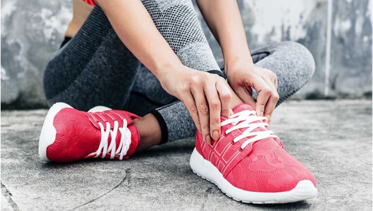 Qué elegir para el verano: zapatillas de mujer frescas o sandalias de alta comodidad