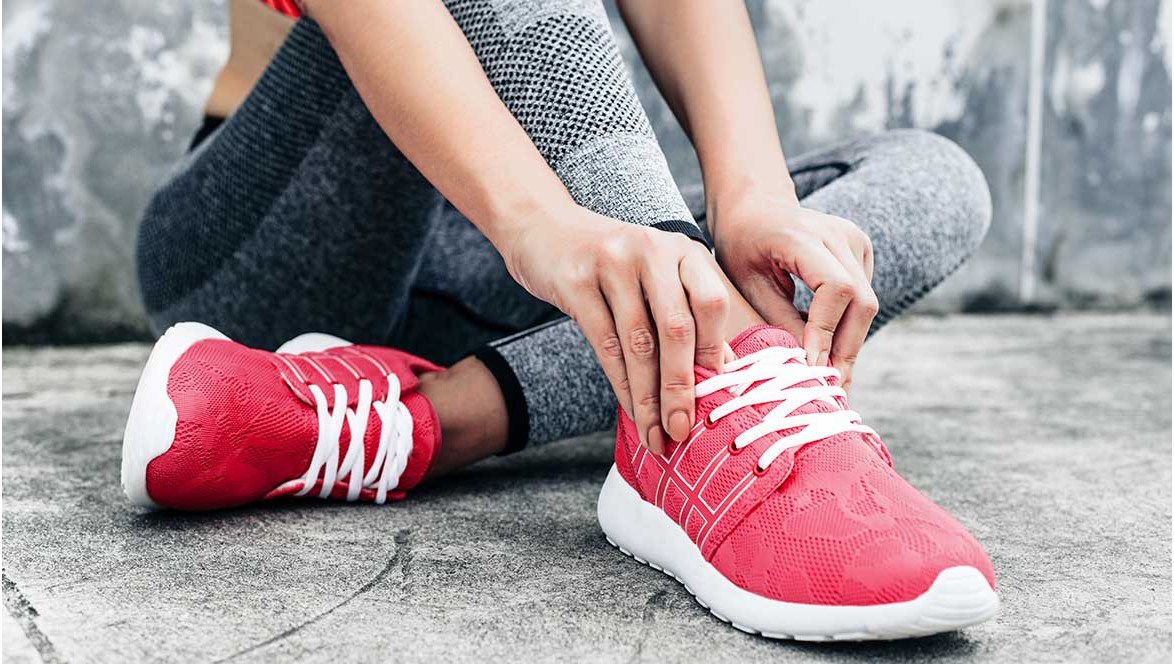 Qué elegir para el verano: zapatillas de mujer frescas o sandalias de alta comodidad